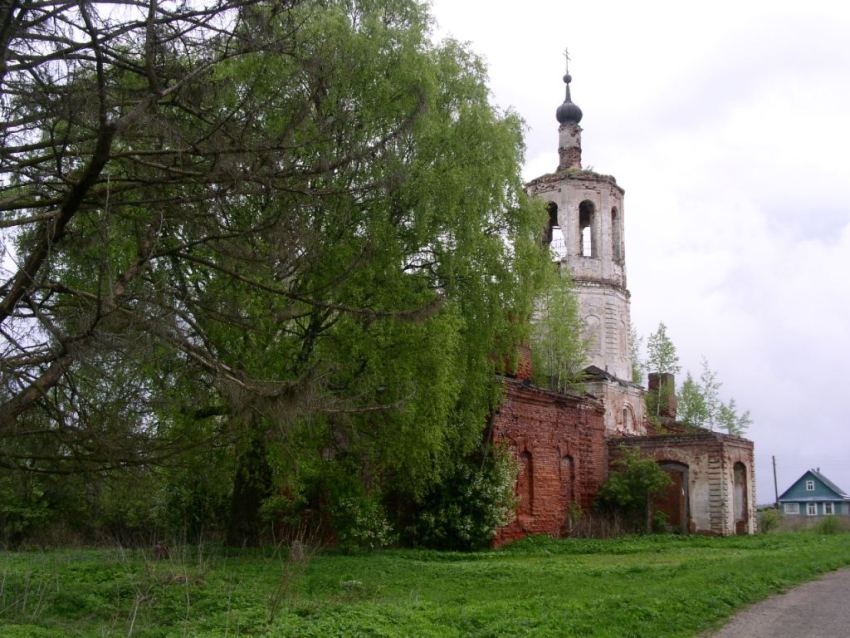 Церковь Троицы Живоначальной, Ободово (Старое Ободово) (Спировский район, Тверская область). фасады, колокольня и Святые ворота, вид с северо-запада