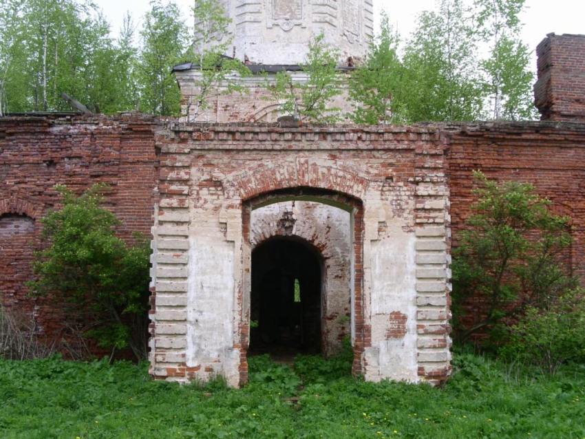 Церковь Троицы Живоначальной, Ободово (Старое Ободово) (Спировский район, Тверская область). архитектурные детали, Святые Ворота, вид с юго-запада