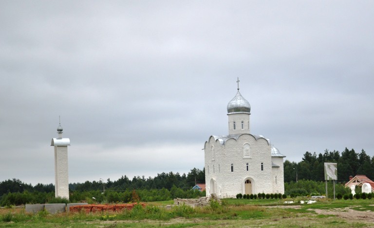 Церковь Бориса и Глеба, Корь (Юхновский район, Калужская область). общий вид в ландшафте