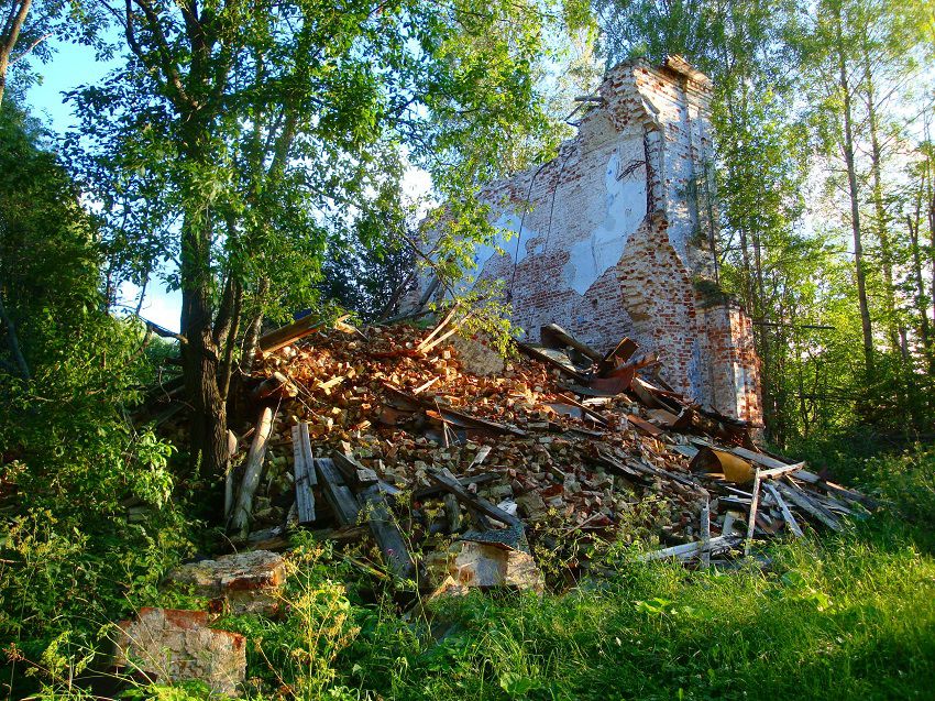 Церковь Покрова Пресвятой Богородицы, Минейка (Вологодский район, Вологодская область). общий вид в ландшафте, Церковь обрушилась