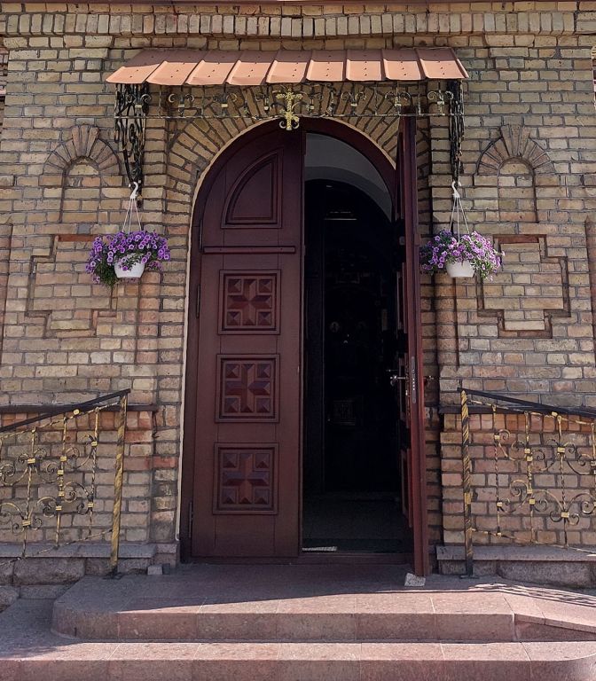 Церковь Владимира равноапостольного, Гродно (Гродненский район, Беларусь, Гродненская область). архитектурные детали, Вход в храм