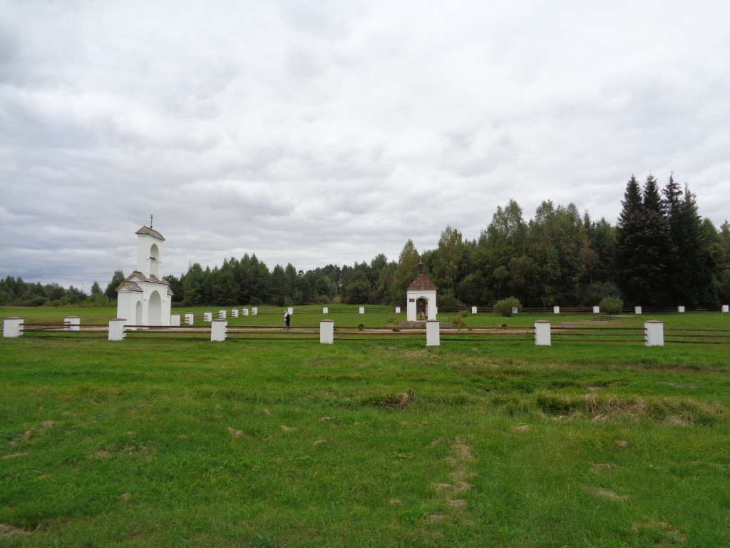 Часовня Николая Чудотворца, Раков (Воложинский район, Беларусь, Минская область). общий вид в ландшафте