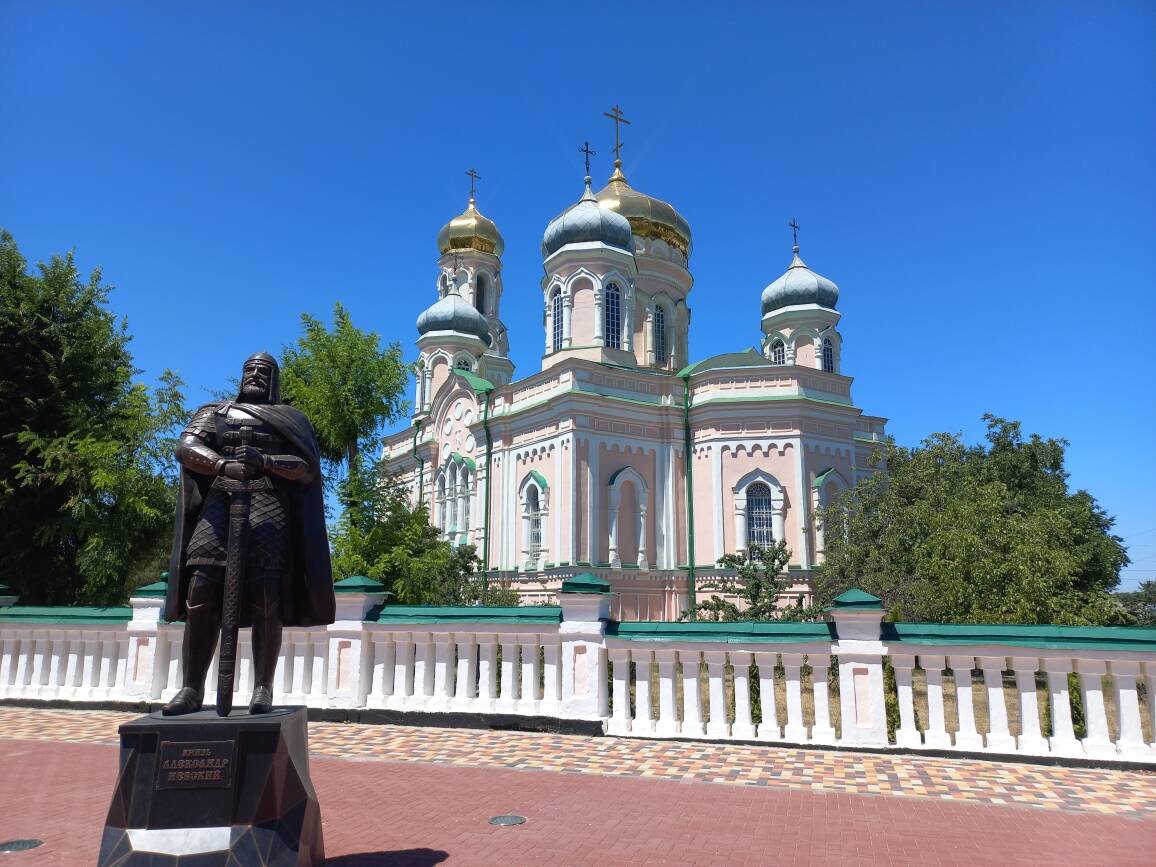 Церковь Александра Невского, Благодарный (Благодарненский район, Ставропольский край). дополнительная информация, статуя  русского  полководца князя Александра Невского