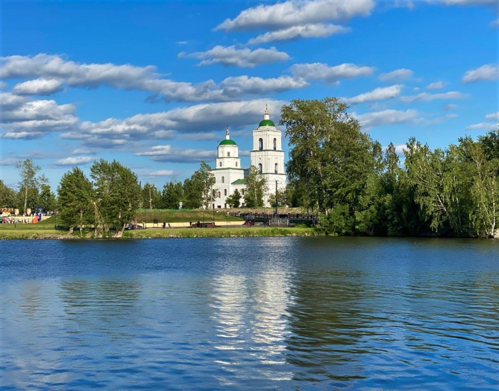 Церковь Сошествия Святого Духа, Кыштым (Кыштым, город, Челябинская область). общий вид в ландшафте, Вид через пруд от Народного дома
