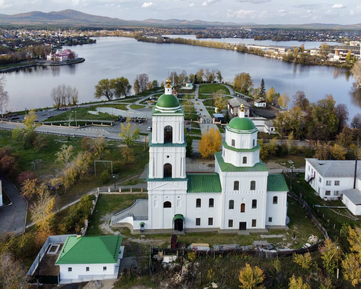 Церковь Сошествия Святого Духа, Кыштым (Кыштым, город, Челябинская область). общий вид в ландшафте, На фоне городского парка