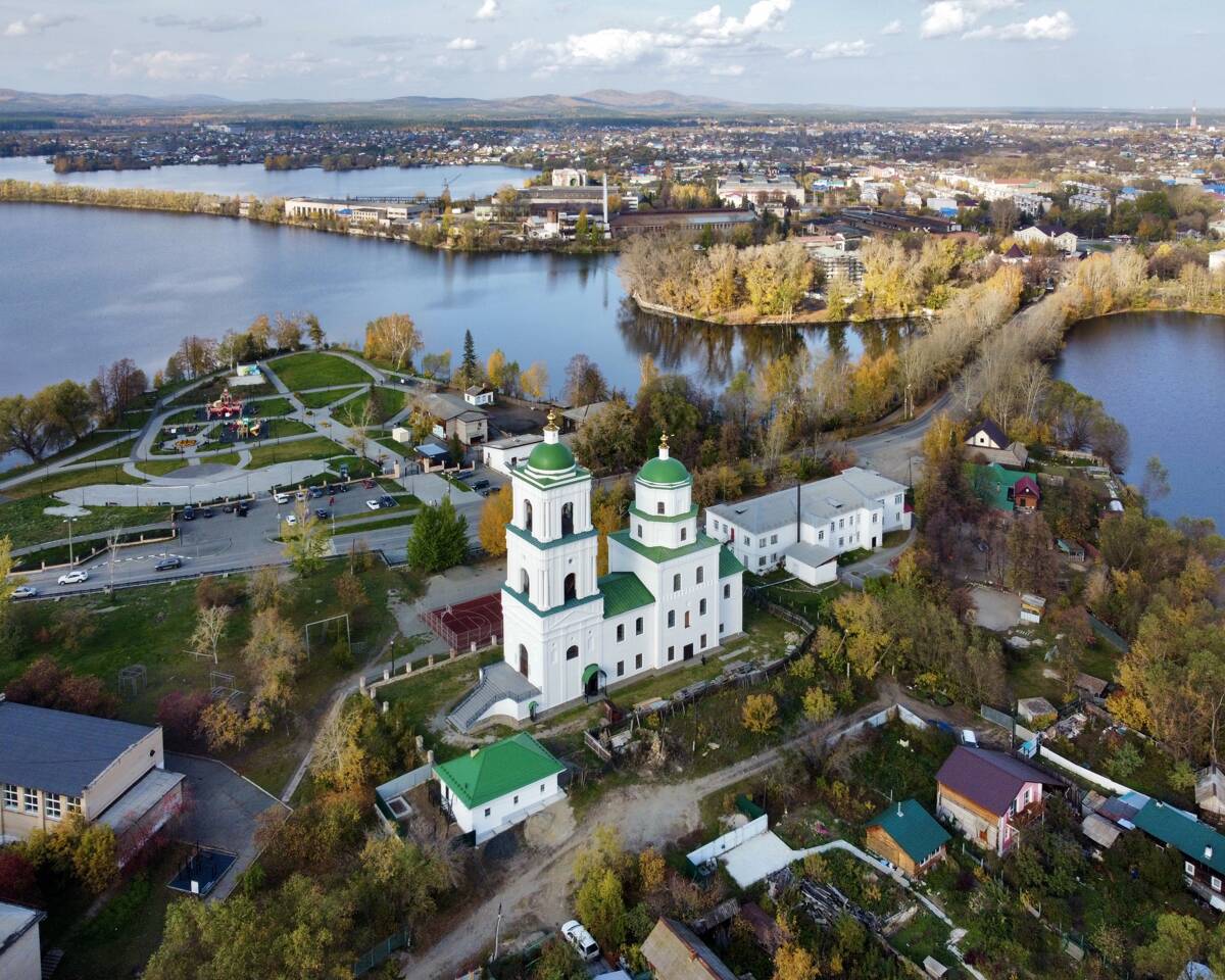 Церковь Сошествия Святого Духа, Кыштым (Кыштым, город, Челябинская область). общий вид в ландшафте, На фоне Кыштыма