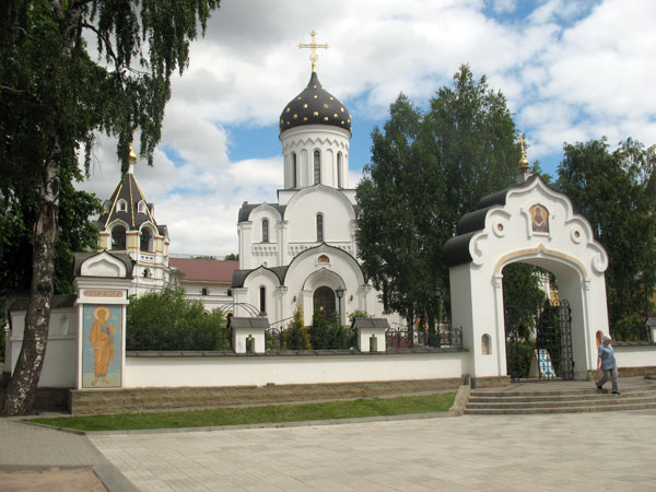 Елизаветинский женский монастырь, Минск (Минск, город, Беларусь, Минская область). общий вид в ландшафте, Вид на монастырь со стороны входа. Колокольня, Елисаветинская церковь, брама.