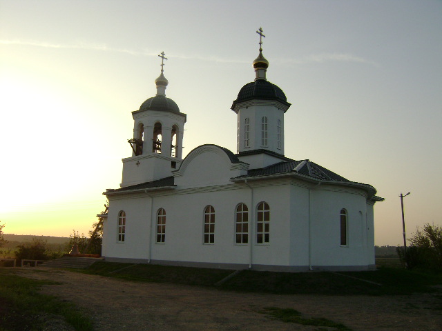 Церковь Иоанна Кронштадтского, Новоселовка (Усть-Лабинский район, Краснодарский край). общий вид в ландшафте, Храм построен благодаря усилиям благочинного Александра Черных,фонда 