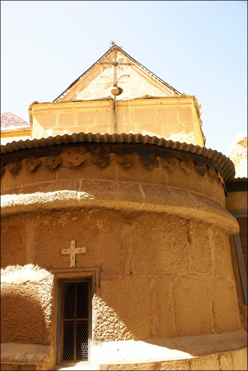 Синайский полуостров. Монастырь Святой Екатерины. Церковь Спаса Преображения. фасады, Со стороны апсиды