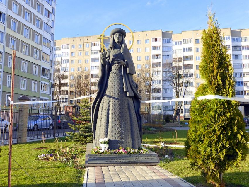 Церковь Софии Слуцкой, Минск (Минск, город, Беларусь, Минская область). дополнительная информация, Памятник Софии Слуцкой у церкви