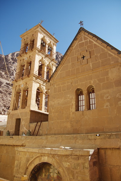 Синайский полуостров. Монастырь Святой Екатерины. Церковь Спаса Преображения. фасады, Вид на главный вход с юго-запада