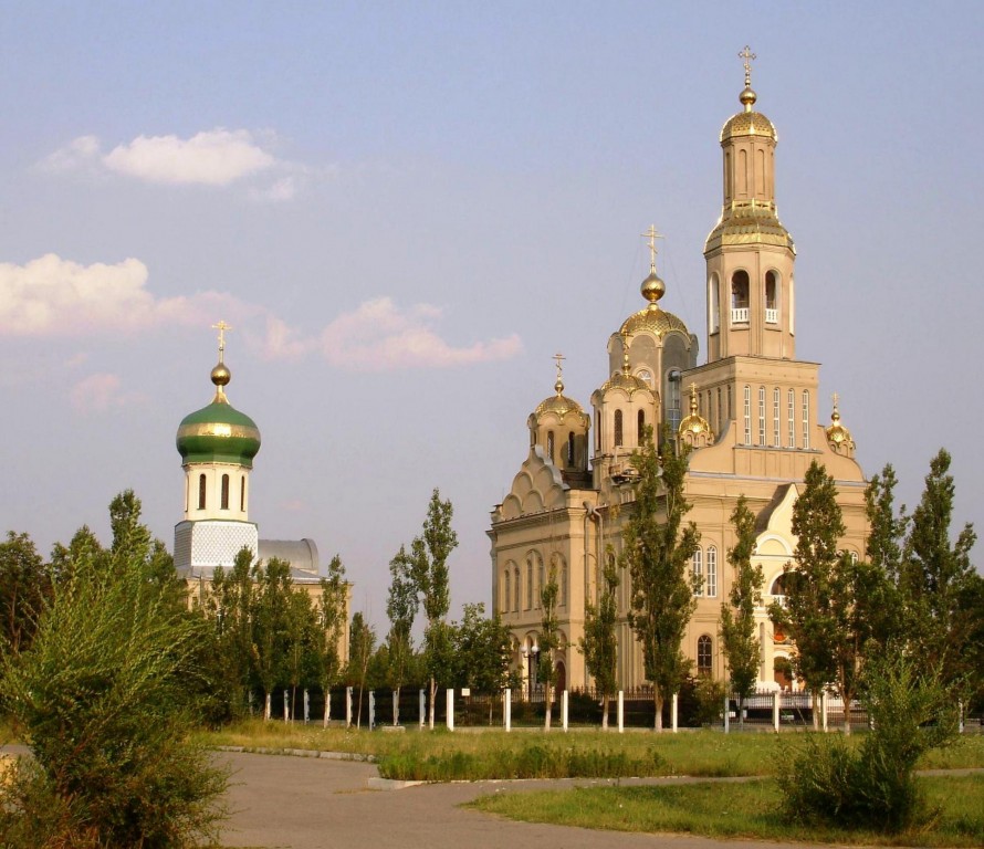 Невинномысск. Кафедральный собор Покрова Пресвятой Богородицы. общий вид в ландшафте