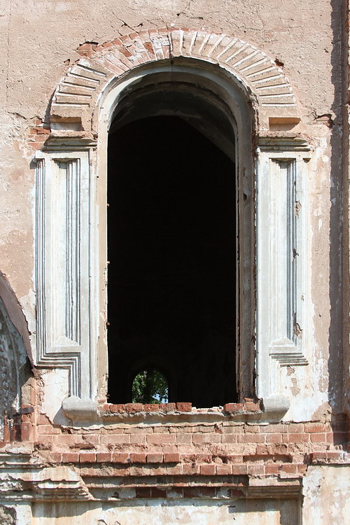 Церковь Космы и Дамиана, Юшково (Каслинский район, Челябинская область). архитектурные детали, Одно из окон храма