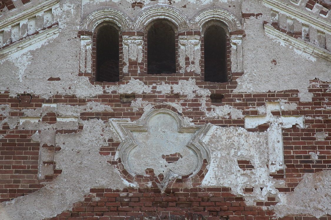 Юшково. Церковь Космы и Дамиана. архитектурные детали, Декор над входом в храм