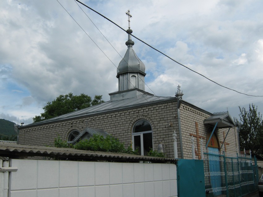 Карачаевск. Церковь Пантелеимона Целителя. общий вид в ландшафте