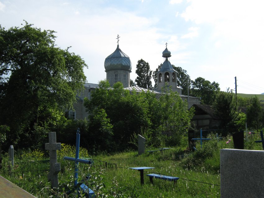 Церковь Николая Чудотворца, Красногорская (Усть-Джегутинский район, Республика Карачаево-Черкесия). общий вид в ландшафте