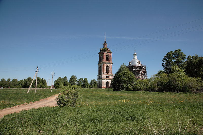 Скоблево. Церковь Николая Чудотворца. общий вид в ландшафте