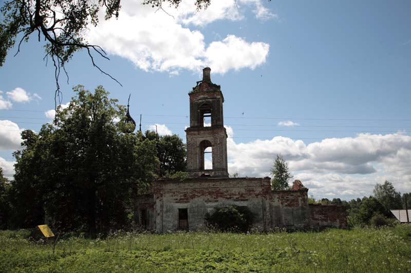 Полянки. Церковь Димитрия Солунского. общий вид в ландшафте