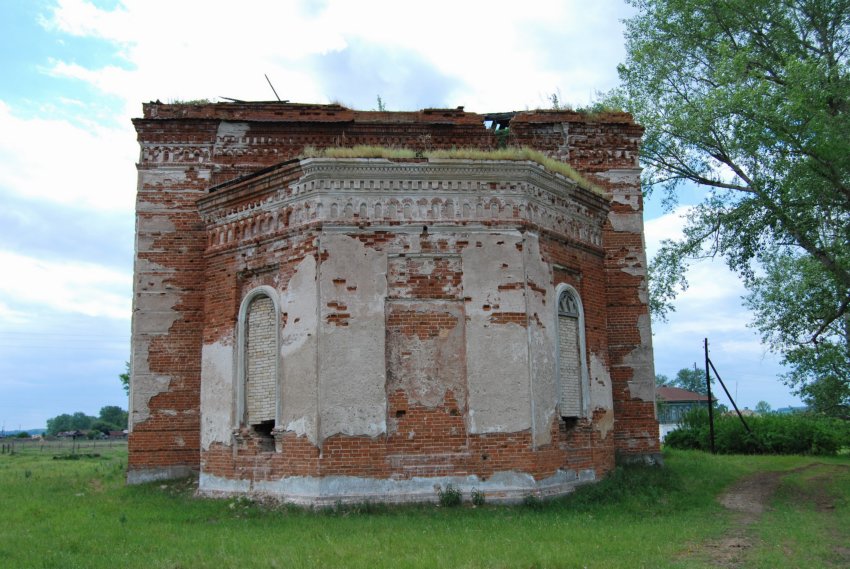 Юшково. Церковь Космы и Дамиана. общий вид в ландшафте