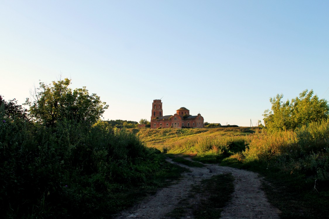 Церковь Михаила Архангела, Хованщино (Кимовский район, Тульская область). общий вид в ландшафте, Церковь на родине моего дедушки. родное село Хованщино. В нижней части  бугра, под церковью, бьёт святой источник.