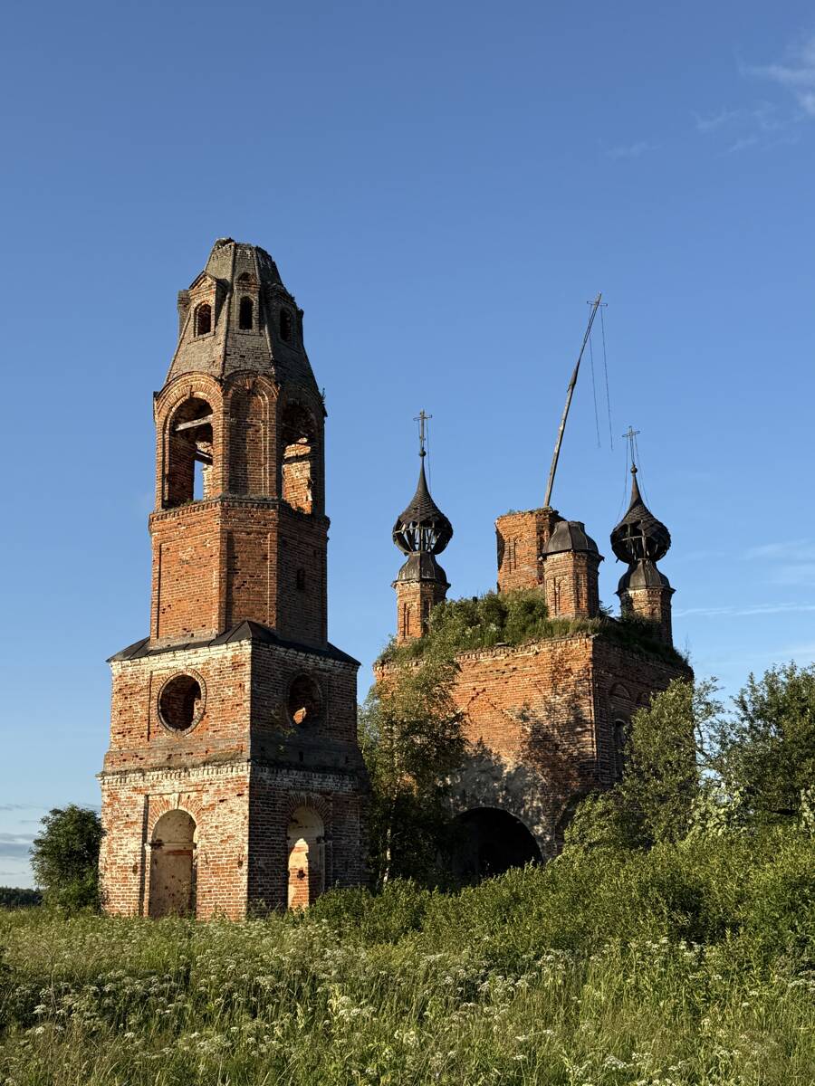 Церковь Илии Пророка, Усово, урочище (Ростовский район, Ярославская область). фасады, Упал юго-западный купол (в 2023 году еще был)