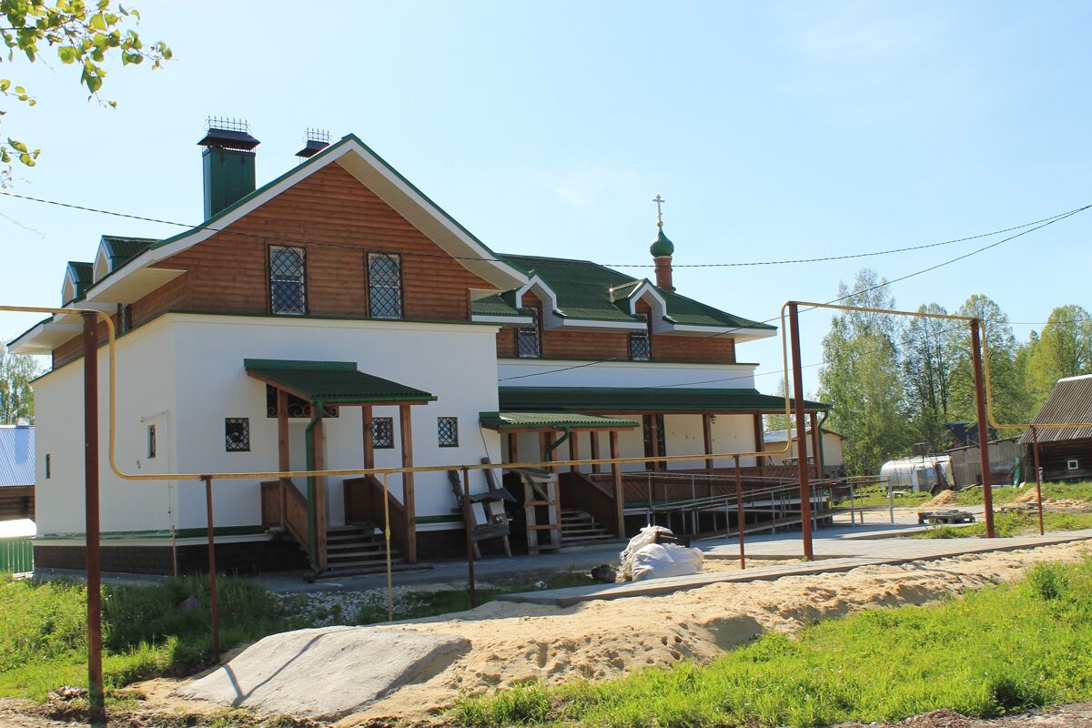 Церковь Троицы Живоначальной, Скоробогатово (Ковернинский район, Нижегородская область). дополнительная информация, Церковные постройки