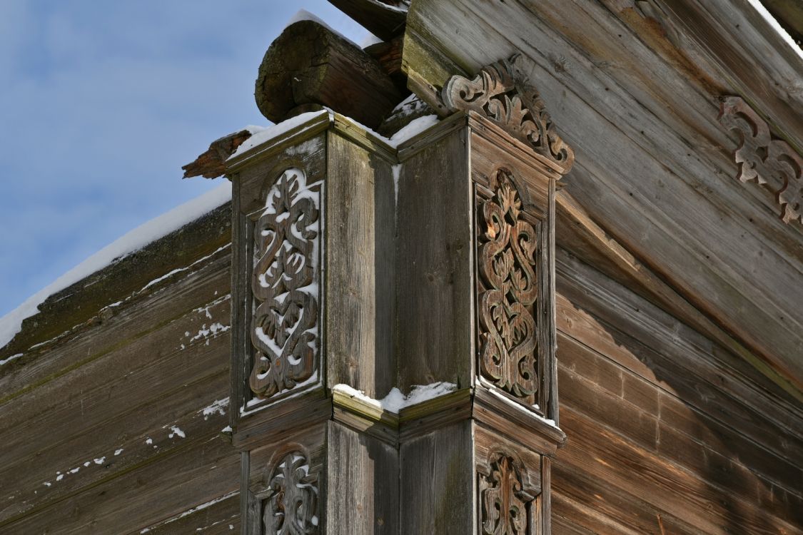 Церковь Иоанна Богослова, Марково (Ковернинский район, Нижегородская область). архитектурные детали, Фрагмент резного фасадного декора