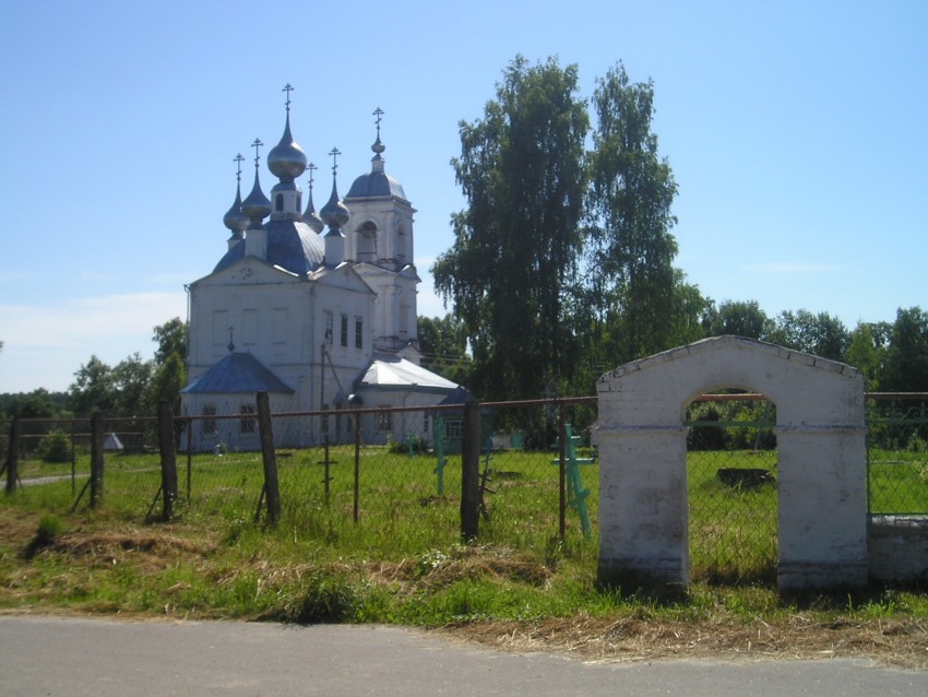 Церковь Троицы Живоначальной, Скоробогатово (Ковернинский район, Нижегородская область). общий вид в ландшафте