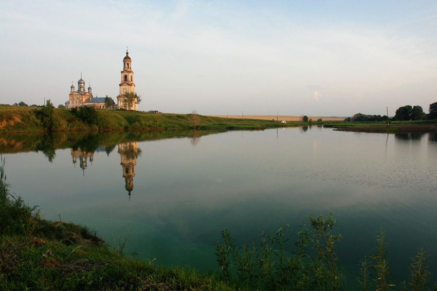 Церковь Спаса Всемилостивого, Нуча (Ардатовский район, Нижегородская область). общий вид в ландшафте, Вид храма с пруда многодетного приюта села Нуча