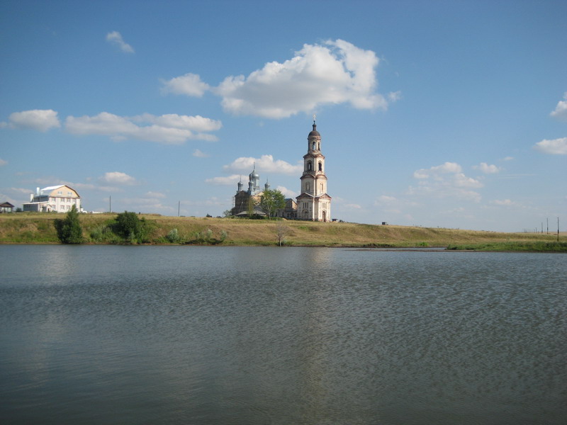 Церковь Спаса Всемилостивого, Нуча (Ардатовский район, Нижегородская область). общий вид в ландшафте, Вид с пруда