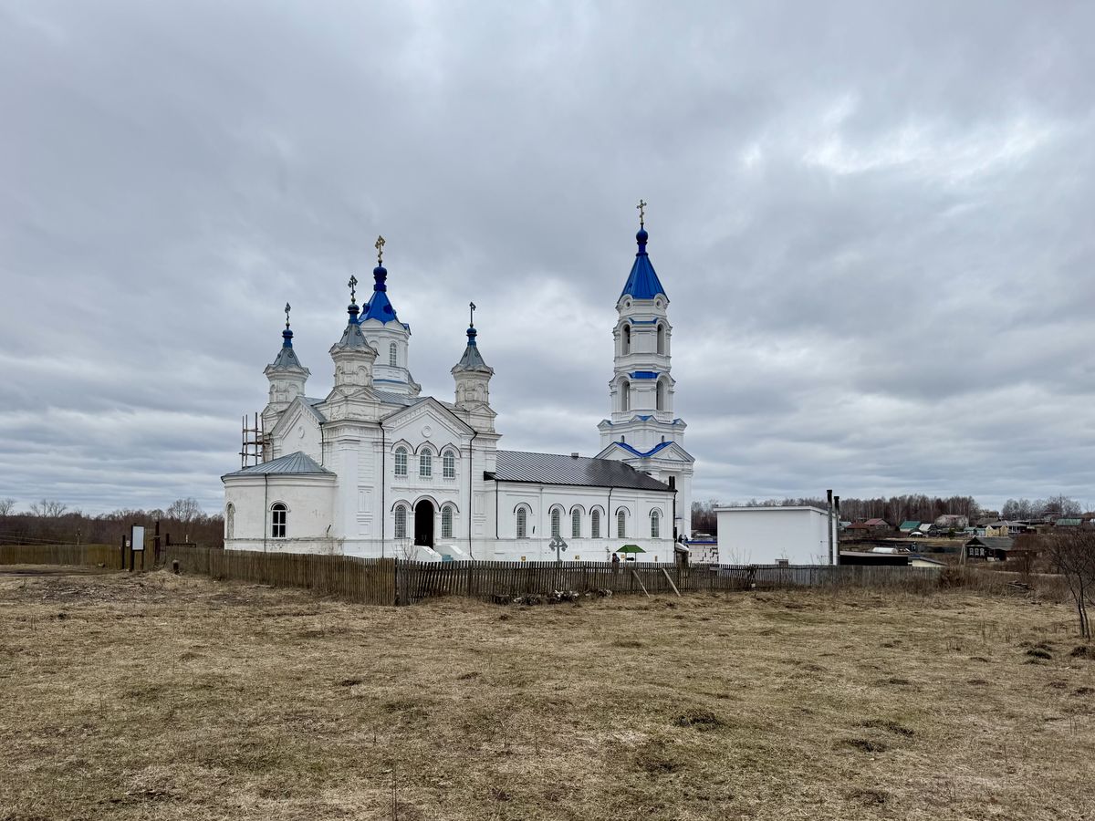 Вид с северо-востока, общий вид в ландшафте. Церковь Покрова Пресвятой Богородицы, Кремёнки (Дивеевский район, Нижегородская область)