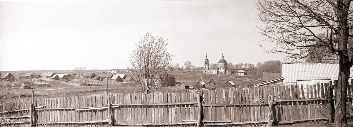 1988-1989 года. Источник: https://vk.com/history_ardatovskie_krai?w=wall-135760085_229, архивная фотография. Церковь Троицы Живоначальной, Автодеево (Ардатовский район, Нижегородская область)