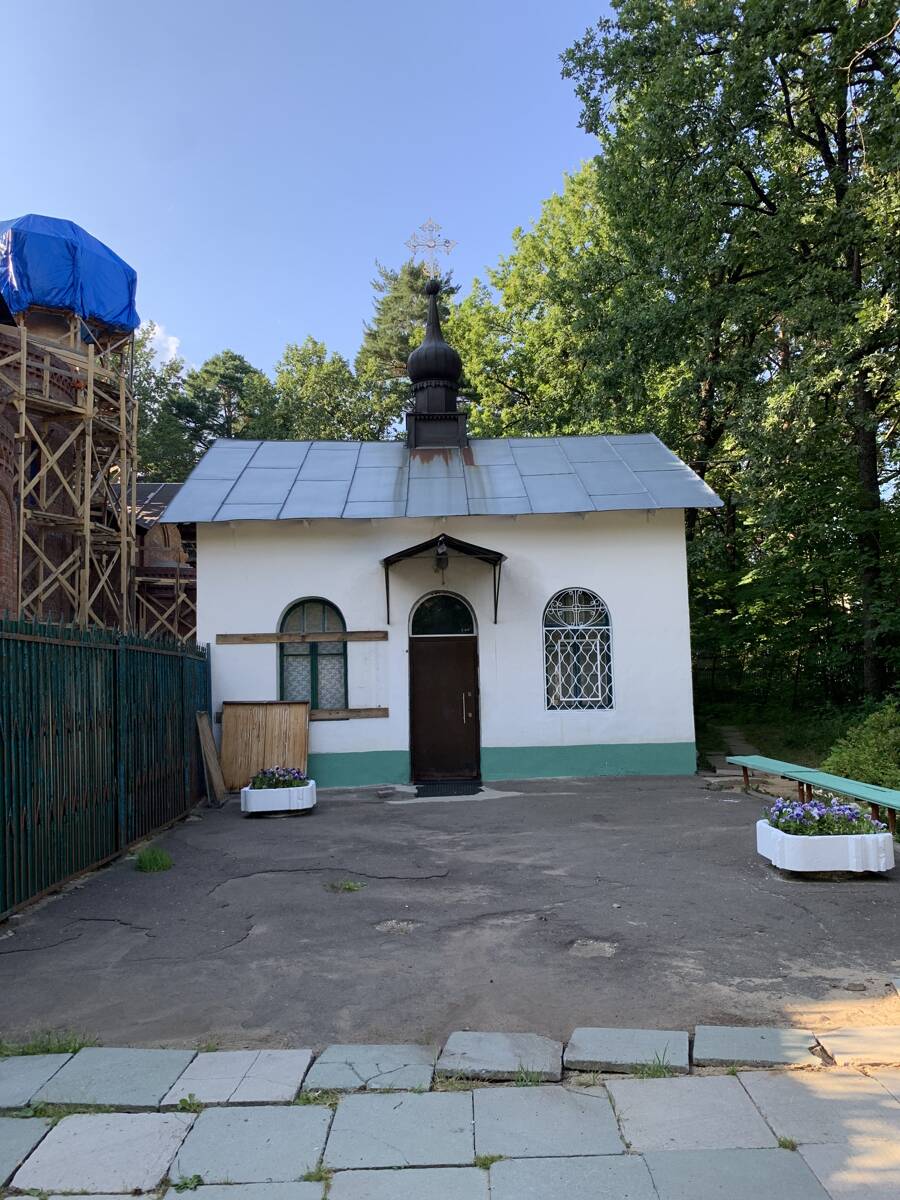 Молитвенный дом Владимира и Ольги равноапостольных, Обнинск (Обнинск, город, Калужская область). фасады, Слева строящийся  каменный храм во имя Покрова Пресвятой Богородицы. 