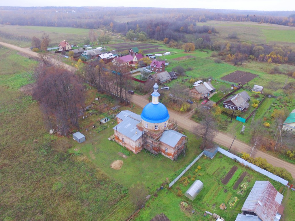 Церковь Благовещения Пресвятой Богородицы, Семендяйка (Переславский район и г. Переславль-Залесский, Ярославская область). общий вид в ландшафте, Вид с юго-востока, фото с квадрокоптера.