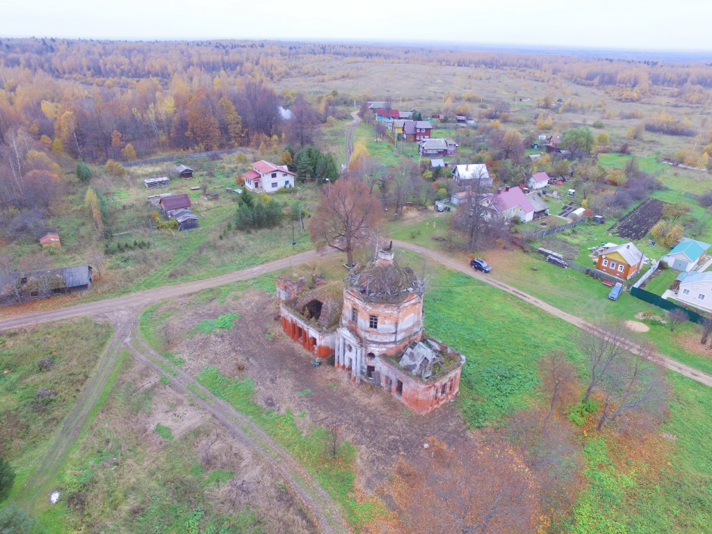 Церковь Трех Святителей, Голоперово (Переславский район и г. Переславль-Залесский, Ярославская область). общий вид в ландшафте, Вид с юго-востока, фото с квадрокоптера.