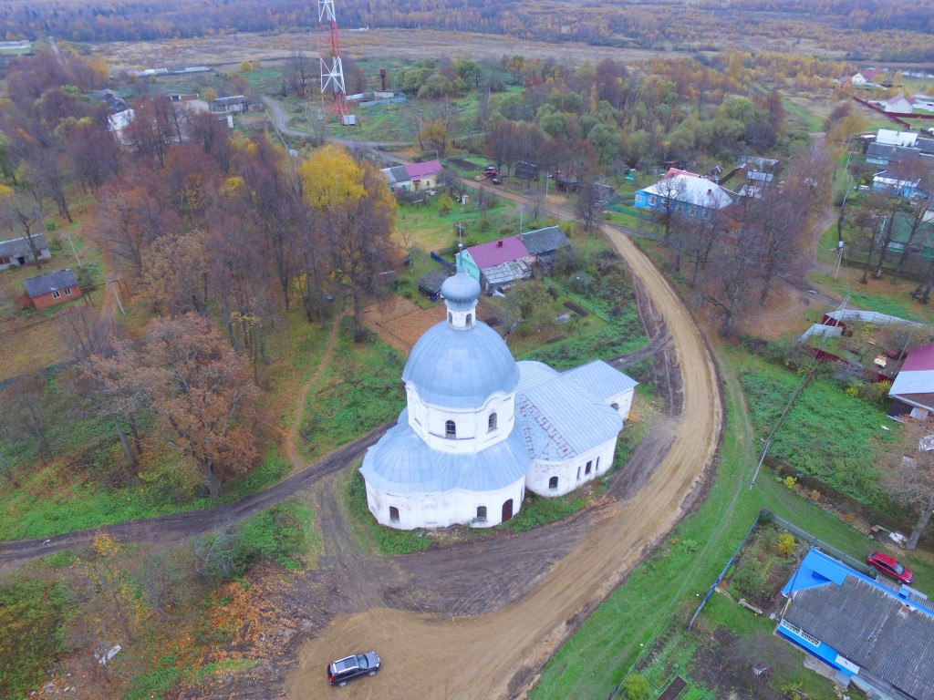 Гагаринская Новосёлка. Церковь Рождества Христова. общий вид в ландшафте, Вид с северо-востока, фото с квадрокоптера.