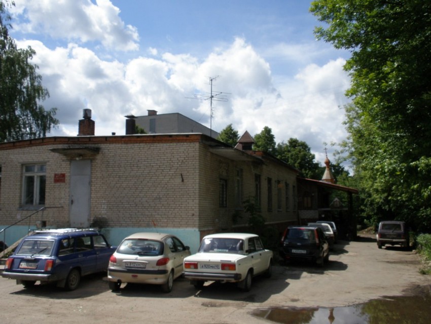 Домовая церковь Пантелеимона Целителя при медсанчасти (временная), Обнинск (Обнинск, город, Калужская область). дополнительная информация, Бывший  больничный  корпус,  где  временно  располагается  храм.