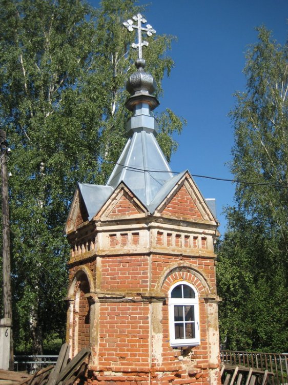 Церковь Усекновения главы Иоанна Предтечи, Ивановское (Дивеевский район, Нижегородская область). дополнительная информация, Часовенка около храма