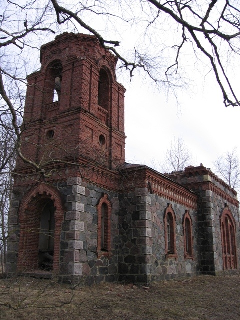 Церковь Николая Чудотворца, Мяэмыйза (Mäemõisa, Sinalepa) (Ляэнемаа, Эстония). общий вид в ландшафте