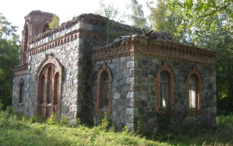 Мяэмыйза (Mäemõisa, Sinalepa). Церковь Николая Чудотворца. общий вид в ландшафте