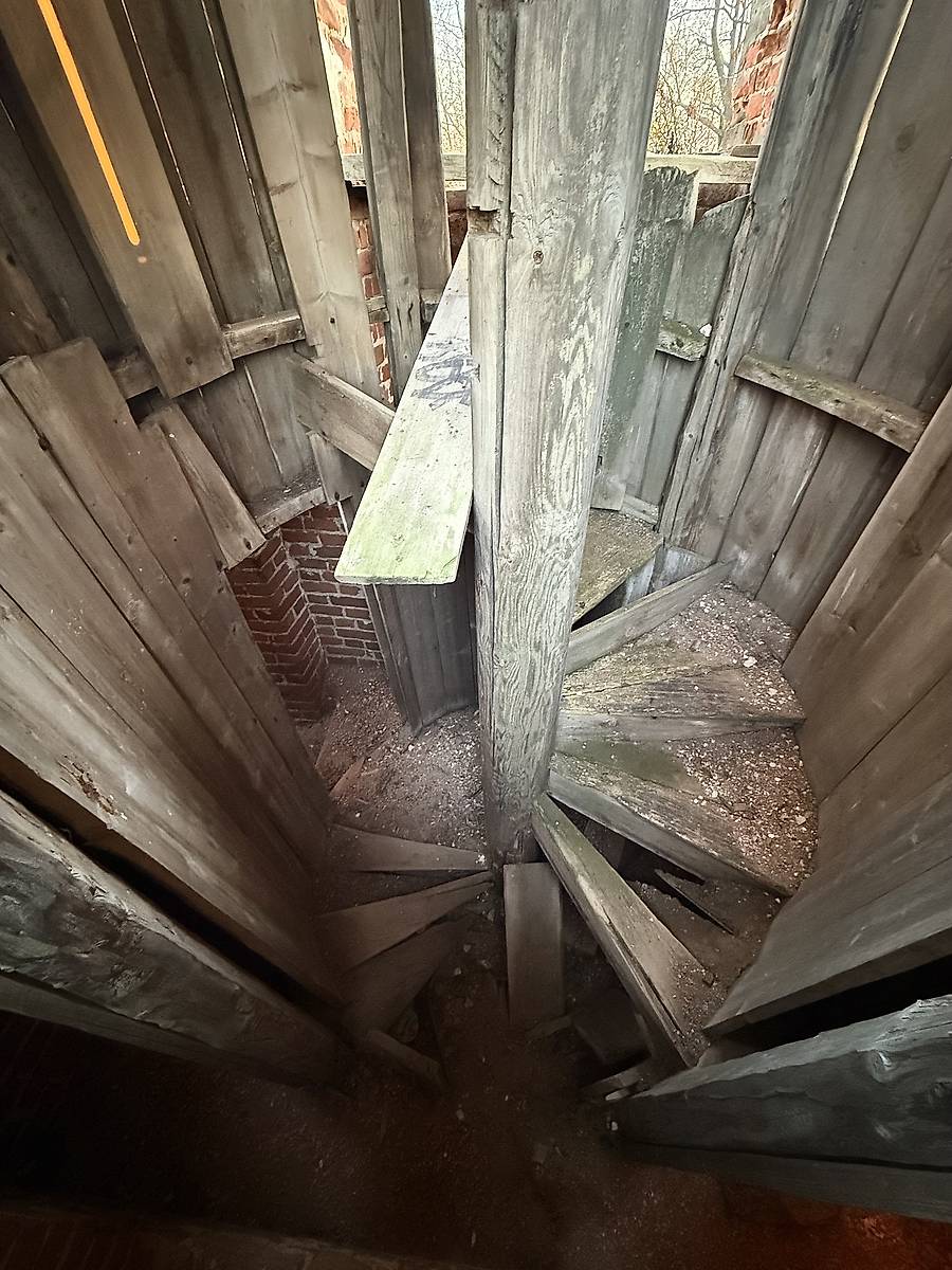 Деревянная винтовая лестница в колокольне, архитектурные детали. Церковь Иоанна Богослова, Подлесново (Ростовский район, Ярославская область)