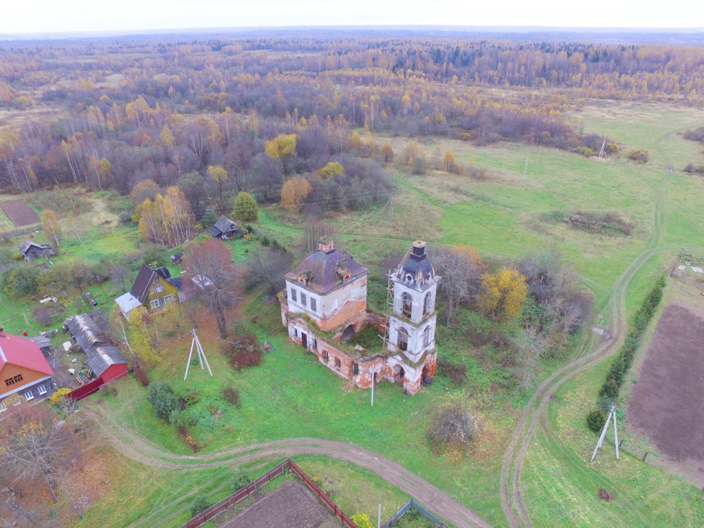 Веска, село. Церковь Николая Чудотворца. общий вид в ландшафте, Вид с северо-запада, фото с квадрокоптера.