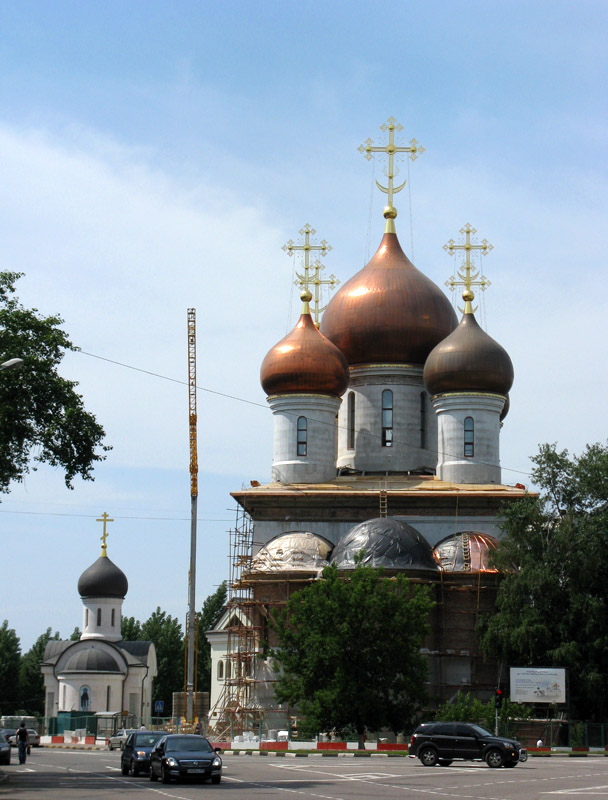 Рязанский. Церковь Введения Пресвятой Богородицы во Храм на Рязанском проспекте. фасады, слева -- церковь Сергия Радонежского