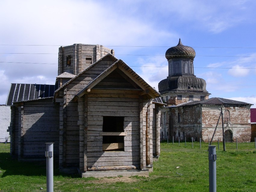 Ижма. Церковь Успения Пресвятой Богородицы. фасады, вид с запада, на заднем плане - Преображенская церковь
