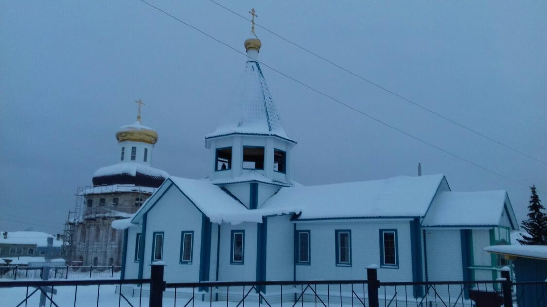Церковь Успения Пресвятой Богородицы (новая), Ижма (Ижемский район, Республика Коми). фасады, На заднем плане храм Преображения Господне в селе Ижма. Фотография 2018г