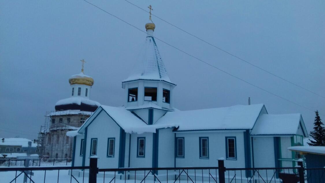 Ижма. Церковь Успения Пресвятой Богородицы. фасады, На заднем плане храм Преображения Господне в селе Ижма. Фотография 2018г