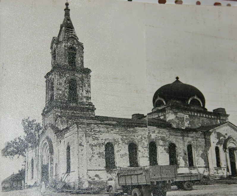 Церковь Покрова Пресвятой Богородицы, Большое Череватово (Дивеевский район, Нижегородская область). архивная фотография, Церковь Покрова Пресвятой Богородицы в советские годы (зернохранилище)