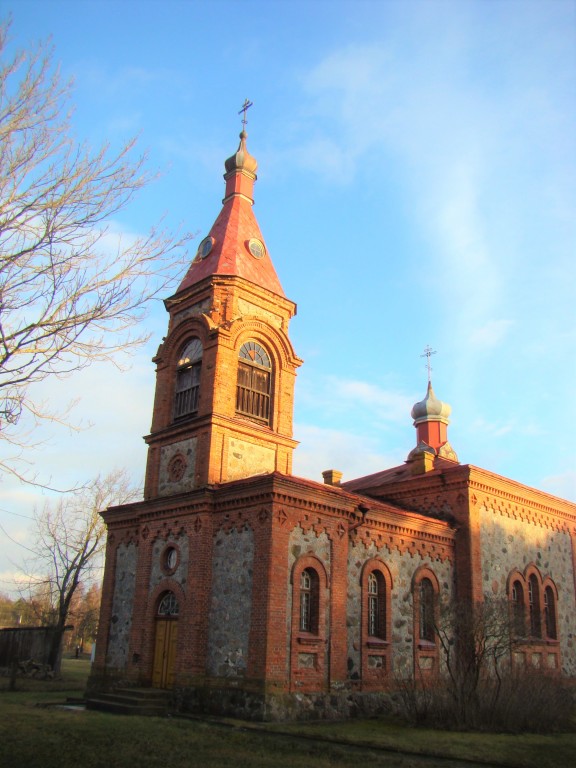 Церковь Рождества Христова, Колка (Талсинский край, Латвия). дополнительная информация, Колокольня над входом и основной объём храма