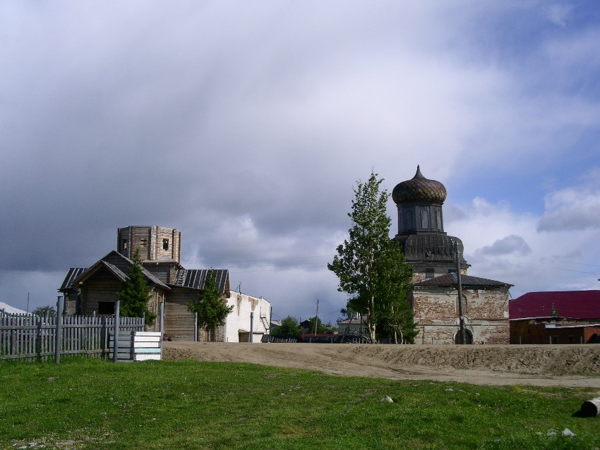 Ижма. Церковь Спаса Преображения. общий вид в ландшафте, вид с запада, справа - Преображенская церковь