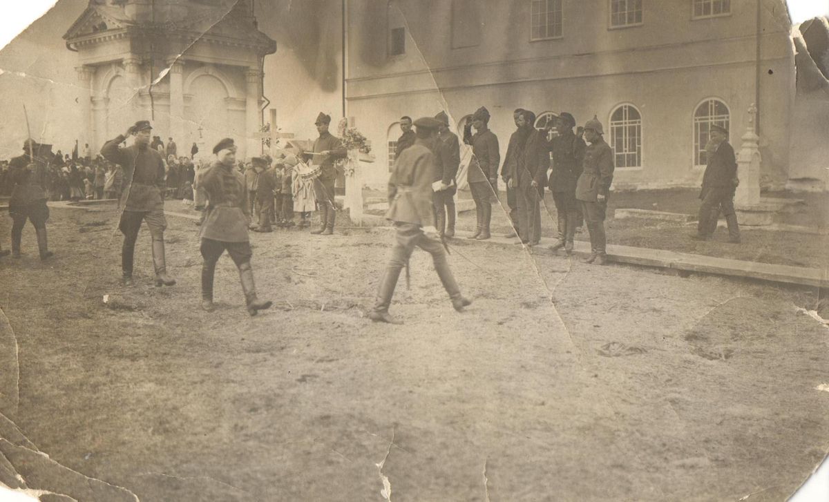 Парад гарнизона ЧОН возле Преображенской церкви в Ижме 1923 год. Фото из фондов Ижемского историко-краеведческого музея (с сайта goscatalog.ru, № 13319837), архивная фотография. Церковь Преображения Господня, Ижма (Ижемский район, Республика Коми)
